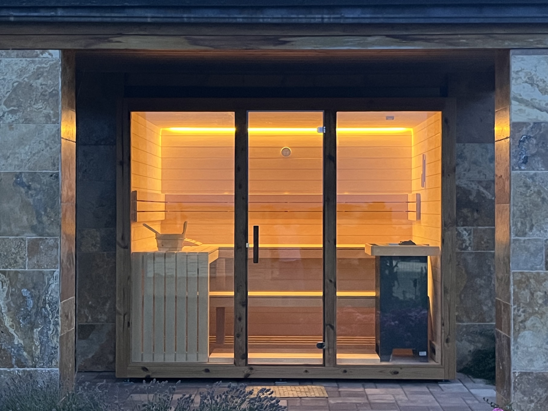 Exteriérová sauna na mieru — nočný pohľad